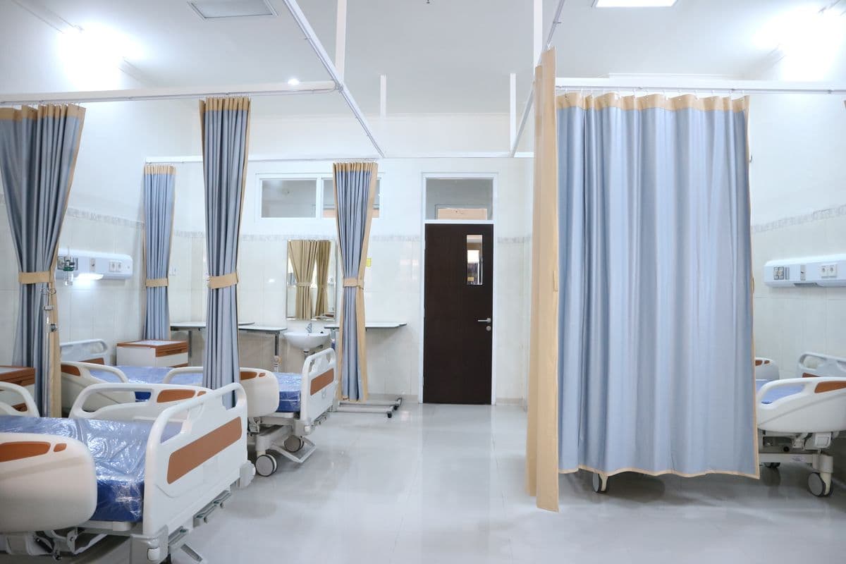 Bangsal rumah sakit dengan banyak tempat tidur dan alat medis